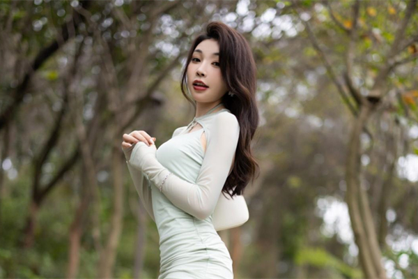 约炮青涩可爱的大三实习生年纪不大各种折腾操